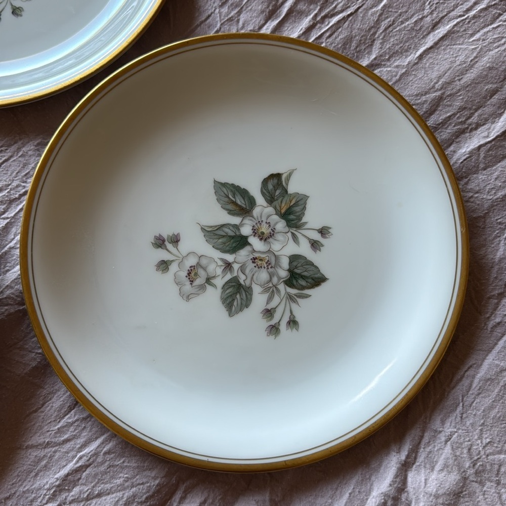 Set of 4 Noritake/Japan Apple Blossom 8”‎ Salad Plates
Very nice condition - Picture 2 of 3